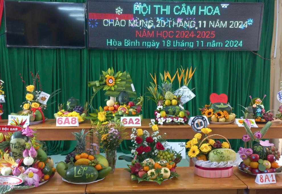 cắm hoa và măm cổ